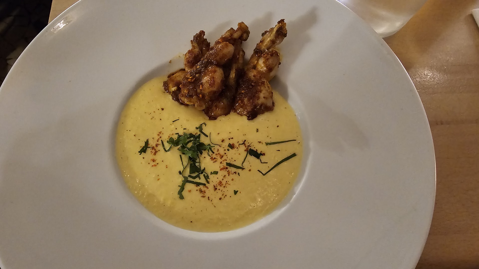 Des bouchées croustillantes servies avec une sauce jaune