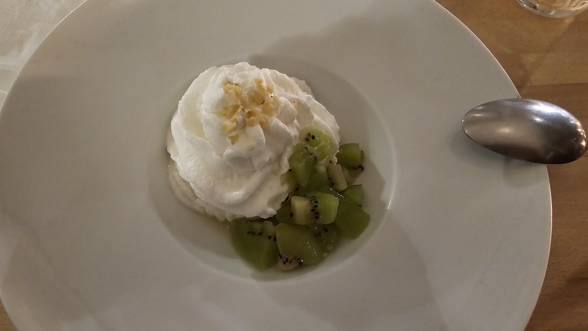 Un dessert blanc crémeux accompagné de kiwi